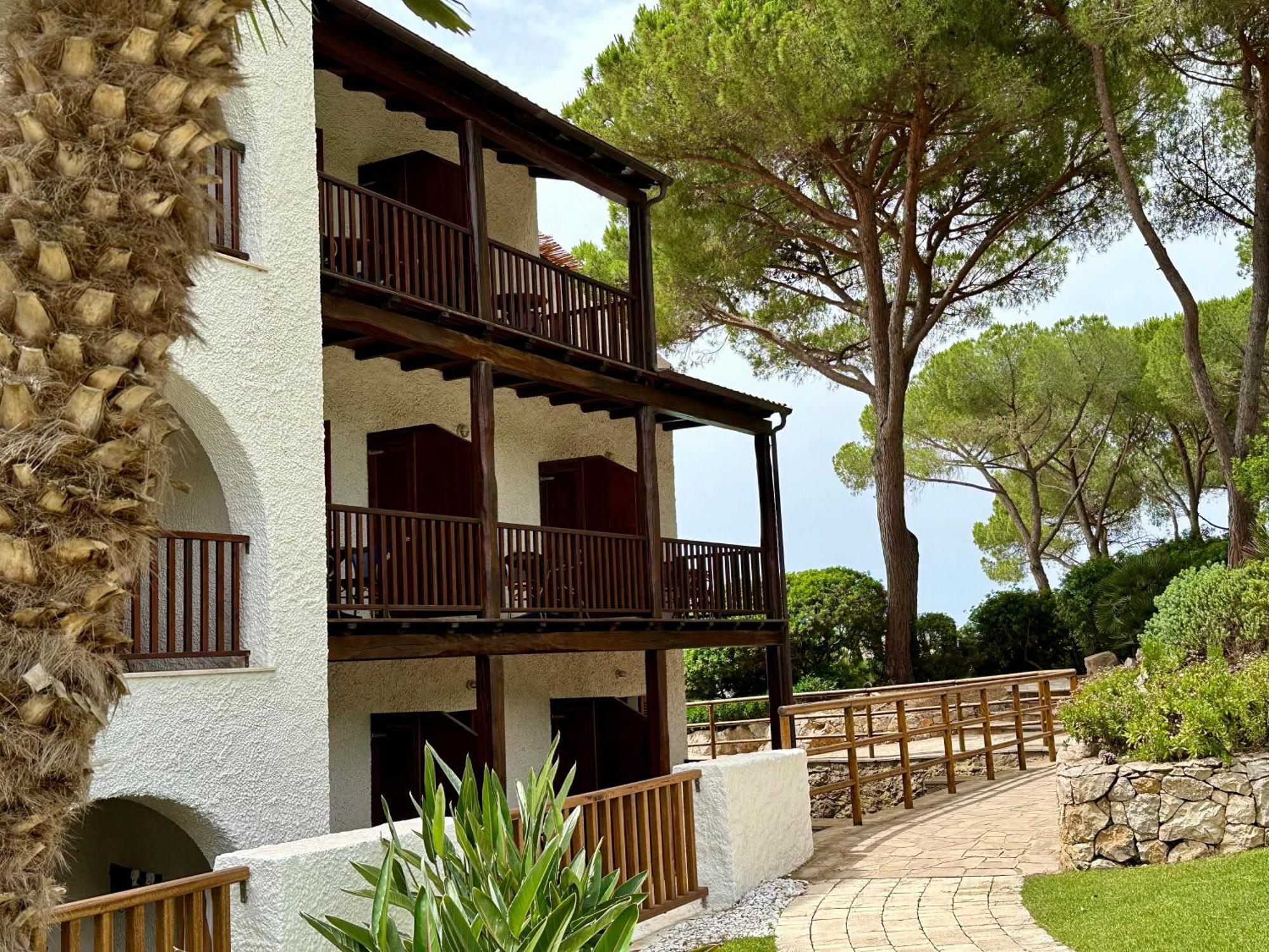 2 Camere Matrimoniali con Vista Mare (Collegate da un Balcone Esterno)